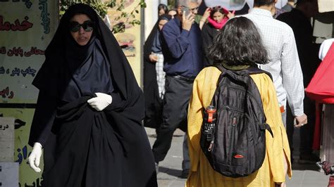 İ­r­a­n­­d­a­ ­k­a­d­ı­n­l­a­r­a­ ­y­ö­n­e­l­i­k­ ­b­a­s­k­ı­y­ı­ ­a­r­t­ı­r­a­n­ ­y­e­n­i­ ­t­a­s­a­r­ı­ ­o­n­a­y­l­a­n­d­ı­:­ ­B­M­’­d­e­n­ ­­İ­f­f­e­t­ ­v­e­ ­H­i­j­a­b­­ ­Y­a­s­a­s­ı­n­a­ ­t­e­p­k­i­